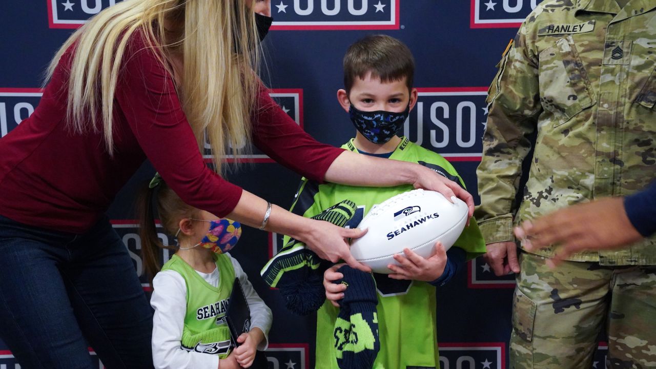 Seattle Seahawks LB Bobby Wagner Surprises Local Military Family