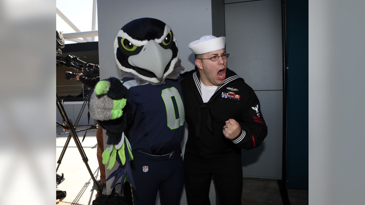 DVIDS - Images - Coast Guard members volunteer for Seahawks' salute to  service game [Image 3 of 9]