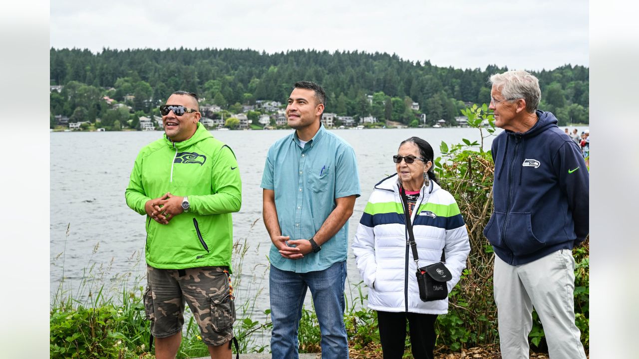 Seattle Seahawks rookies, Muckleshoot Indian Tribe canoe across