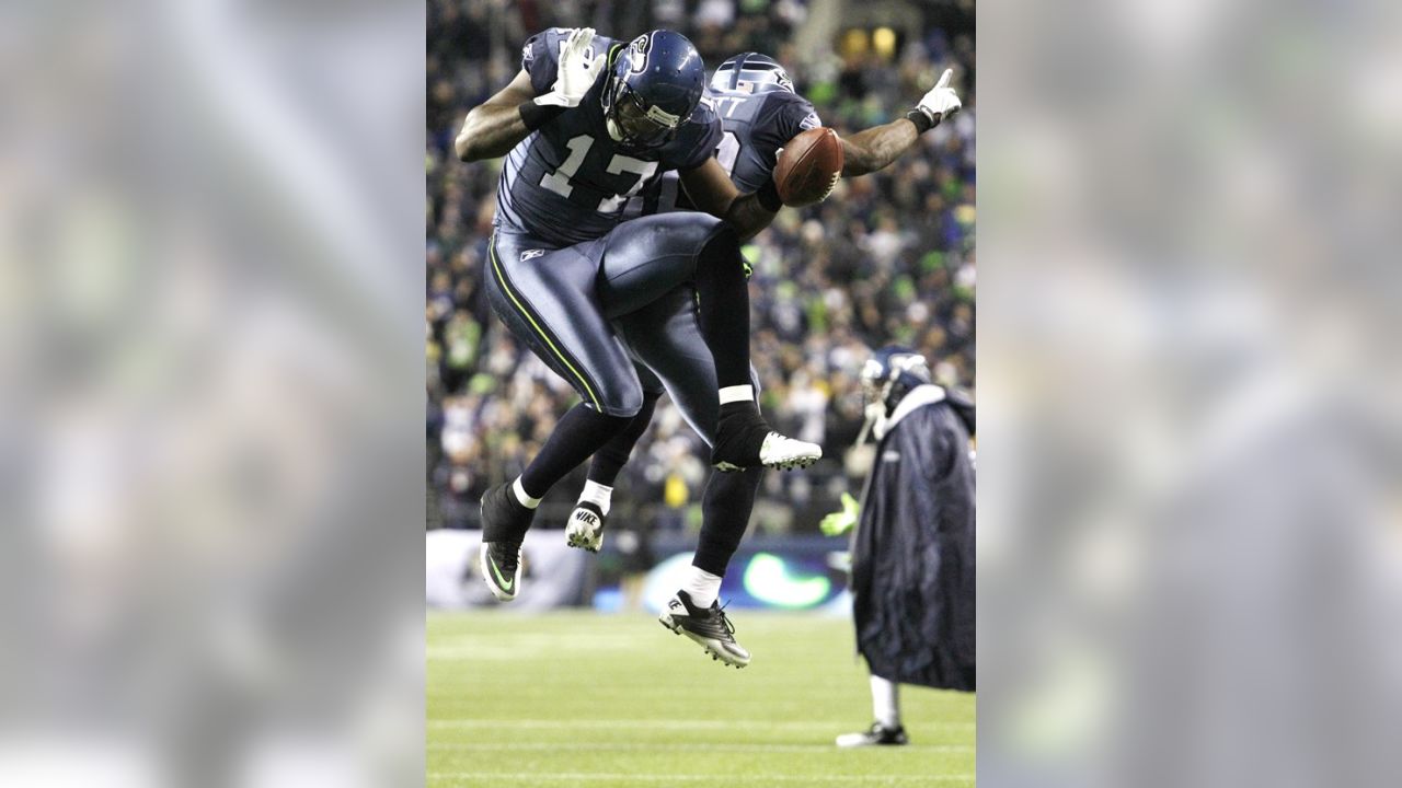 Seattle Seahawks' quarterback Charlie Whitehurst (L) watches a pass  completion to running back Justin Forsett against the St. Louis Rams in the  first quarter of the NFL's Western Division Championship game on