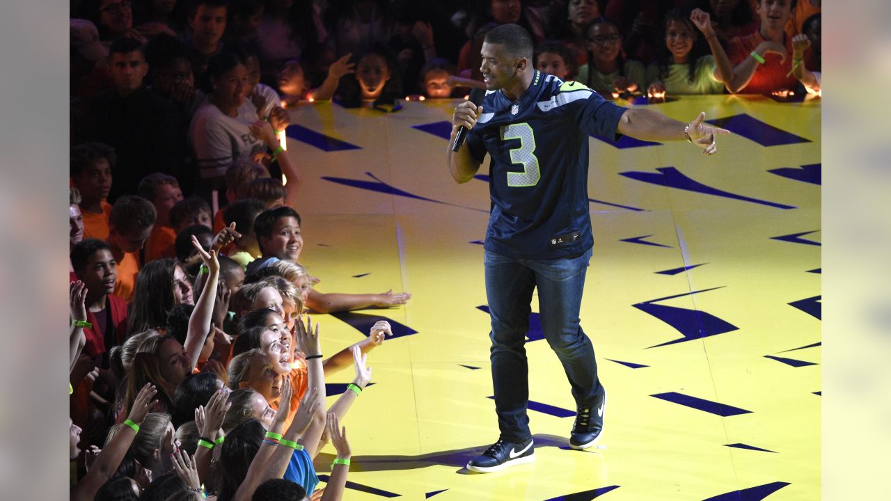 SpongeBob, slime and … Russell Wilson. Nickelodeon's circle grows into  football and golf. - Sports Illustrated