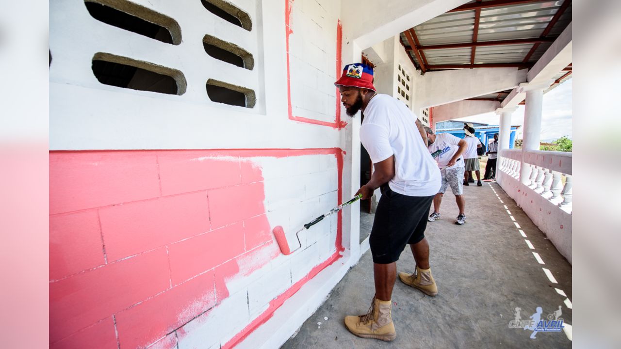 Seahawks' Cliff Avril makes good on Haiti pledge with two sacks vs