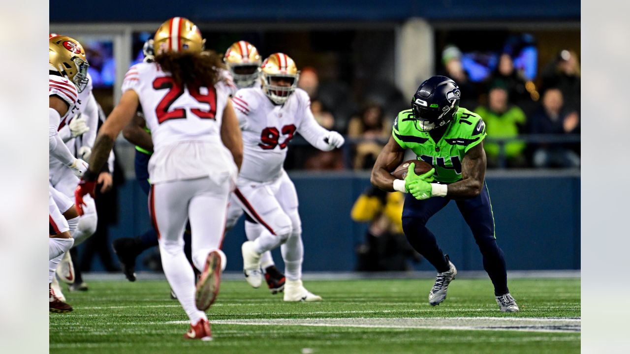 Lockett breaks bone in hand as Seahawks battered by Niners