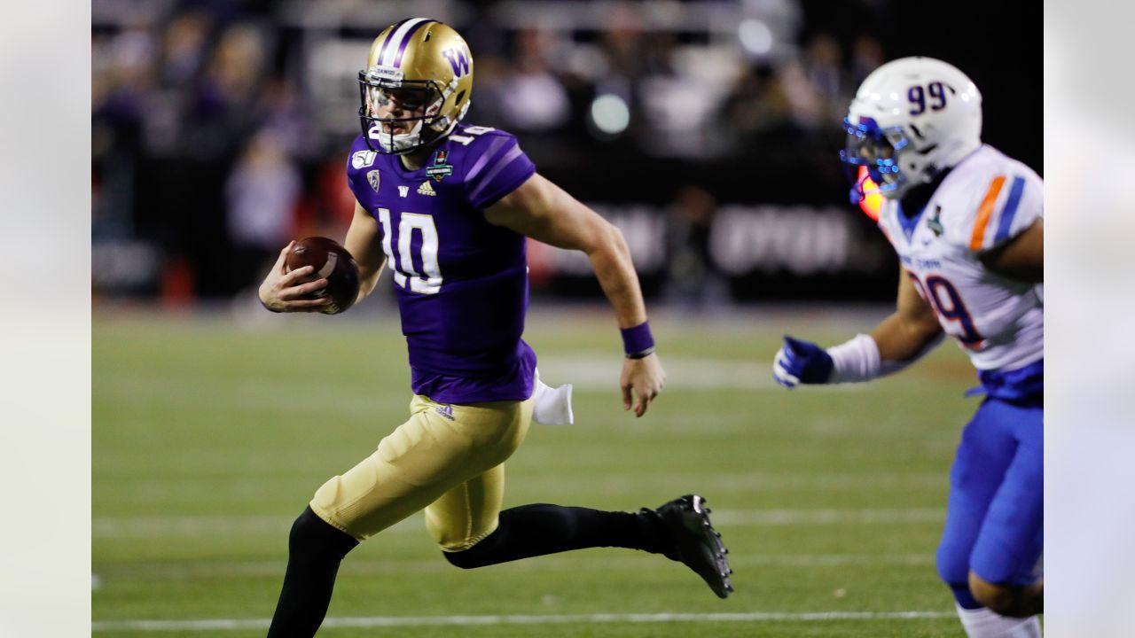 Seattle Seahawks quarterback Jacob Eason (17) passes during NFL football  practice as quarterback Drew Lock (2) looks on, Thursday, July 28, 2022, in  Renton, Wash. (AP Photo/Ted S. Warren Stock Photo - Alamy