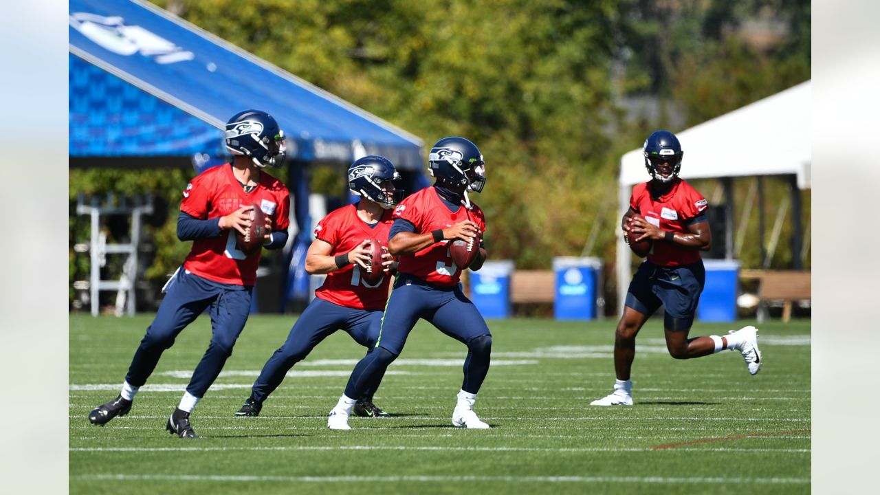 Seahawks pay tribute to Chris Carson after releasing the popular running  back - Field Gulls