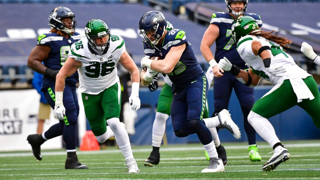 Wilson throws 4 more TDs, Seahawks rout winless Jets 40-3