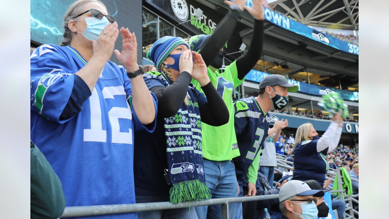 Video: Seahawks fans pay tribute to Bobby Wagner - Field Gulls