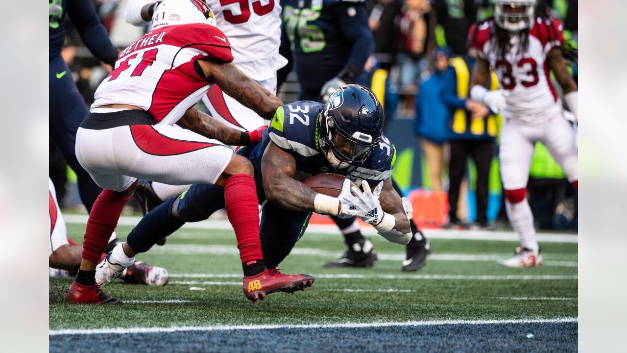 Chris Carson injury: Seahawks RB lands on IR with fractured leg