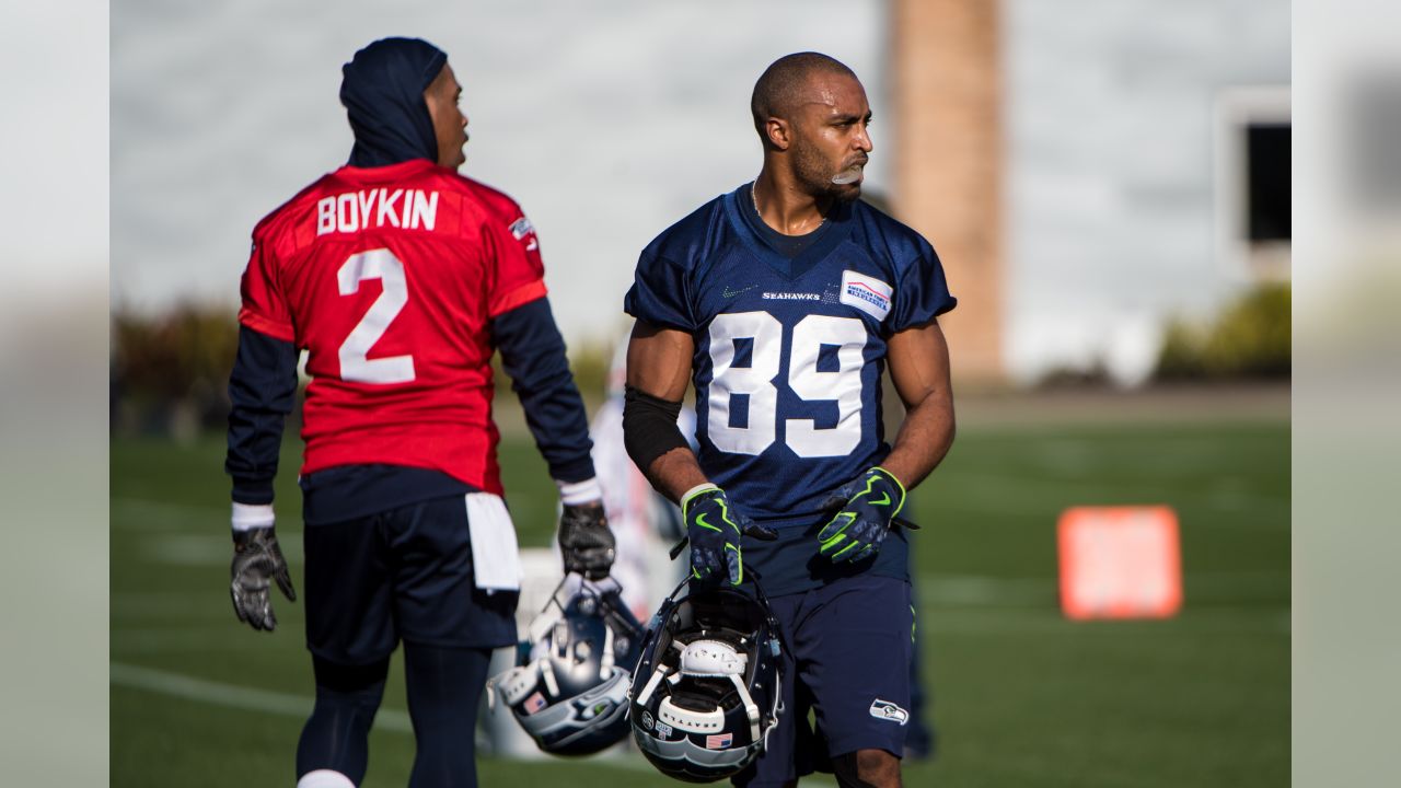 Seahawks re-sign tight end Luke Willson, bringing back his flowing hair and  techno jams