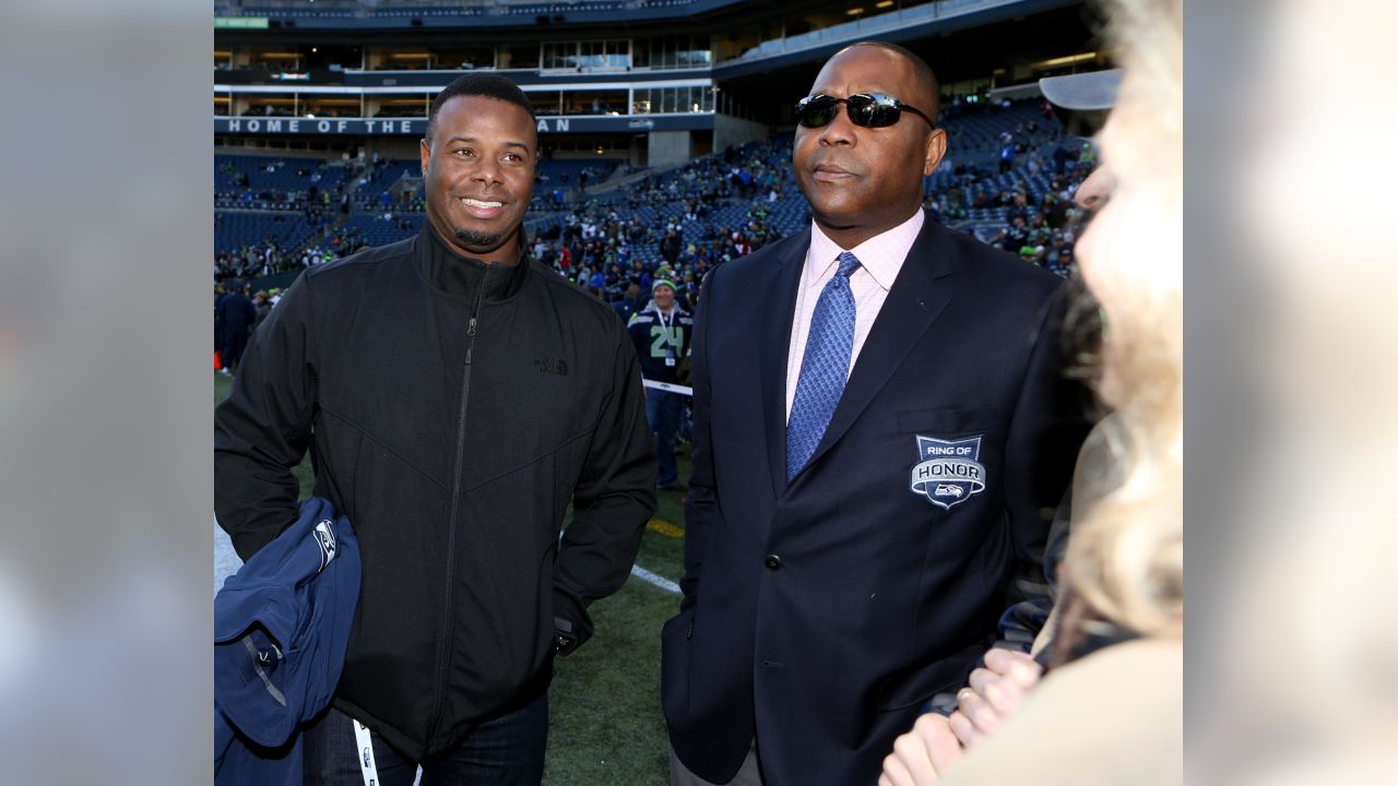 Ken Griffey Jr. shows off Hall-of-Fame worthy outfit on induction day