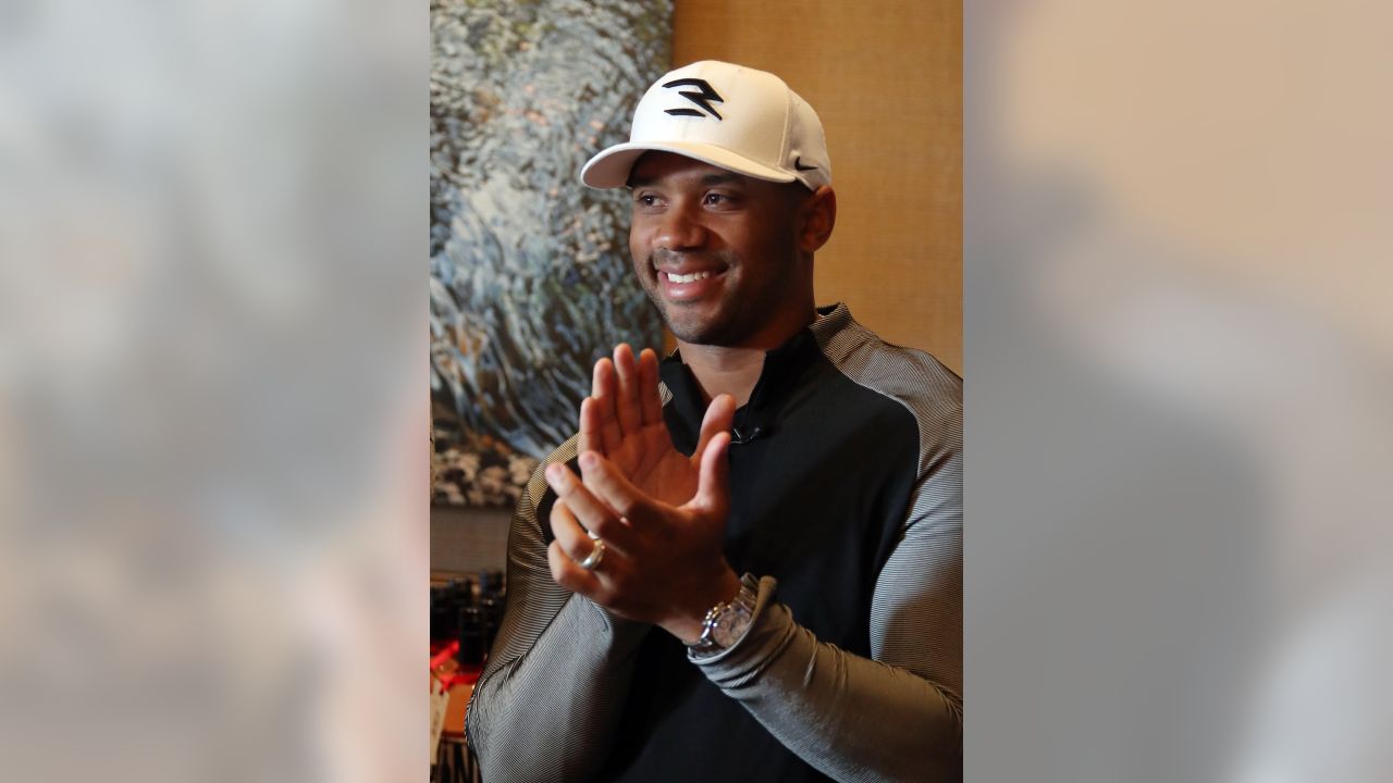 Russell Wilson visits cancer-striken teen in hospital shortly