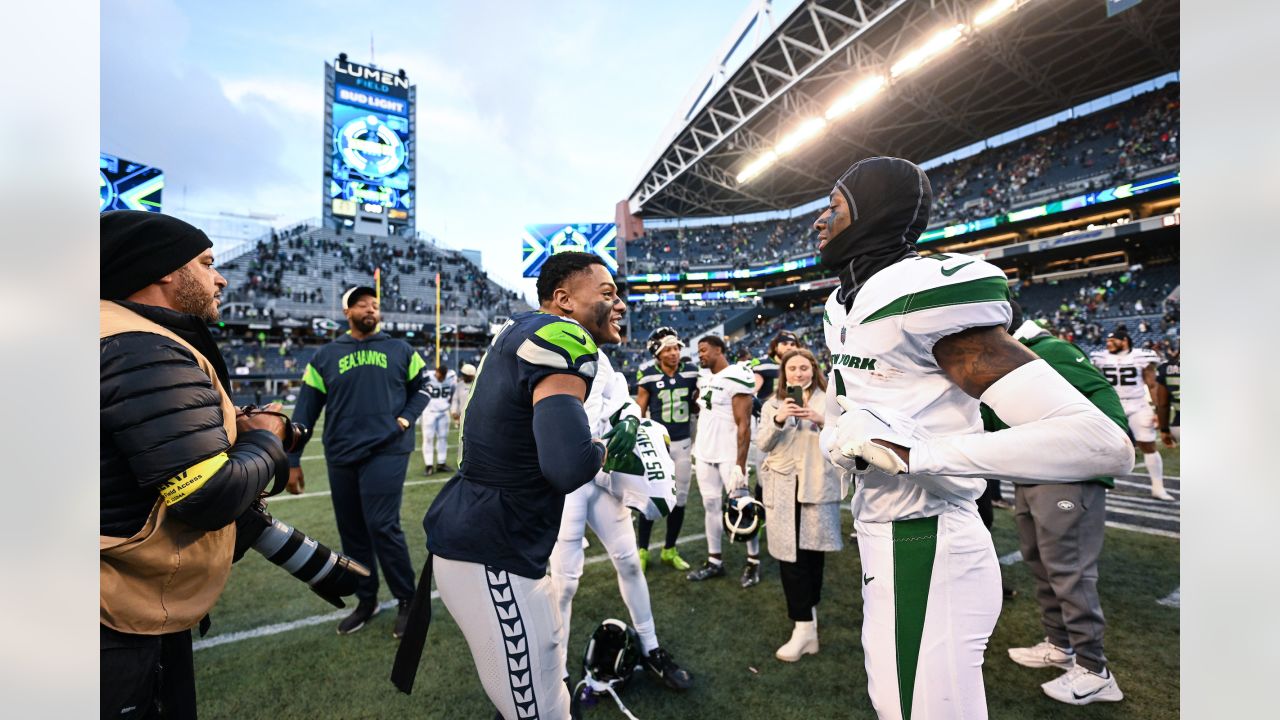 Seahawks fans celebrate Week 17 win over Jets, talk playoff scenarios