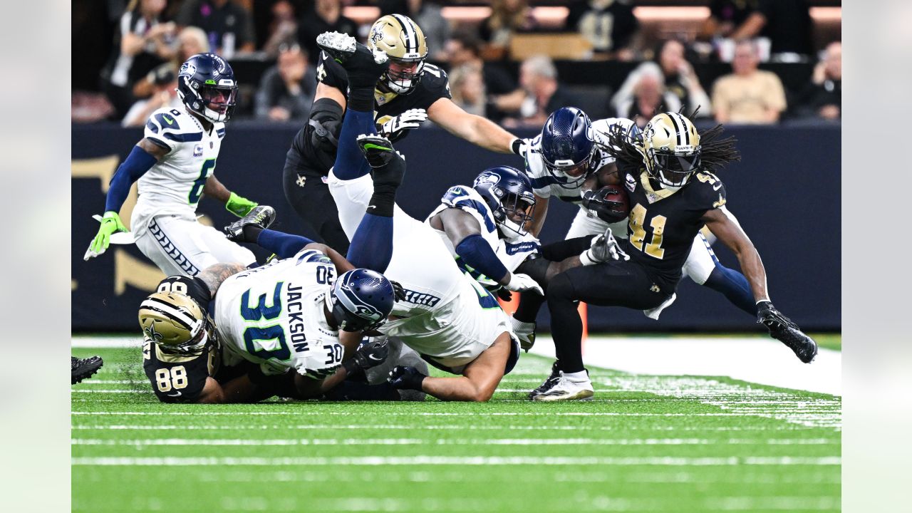 PHOTOS: Seahawks Arrive At Caesars Superdome For Week 5 vs. Saints