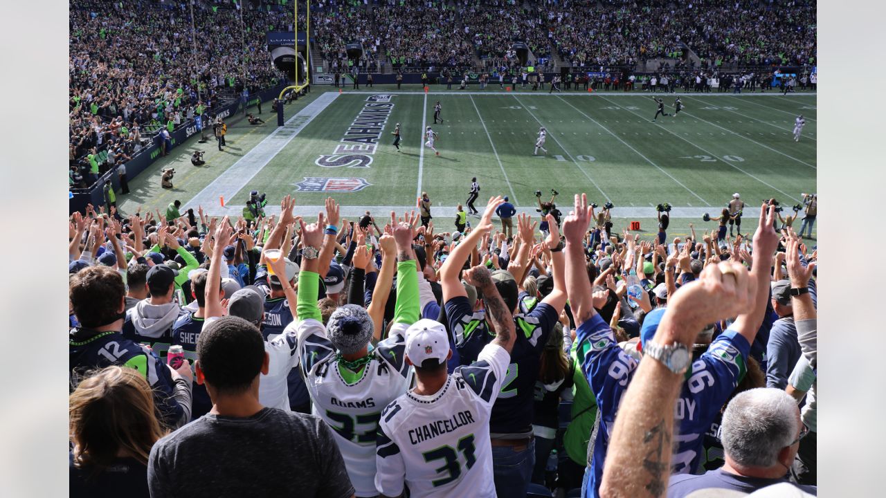 Bobby Wagner gets rousing reception in first game back at Lumen Field