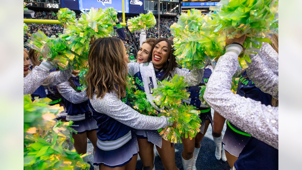 Hundreds of fans cheer Seahawks as NFL team hosts Victoria events -  Victoria Times Colonist