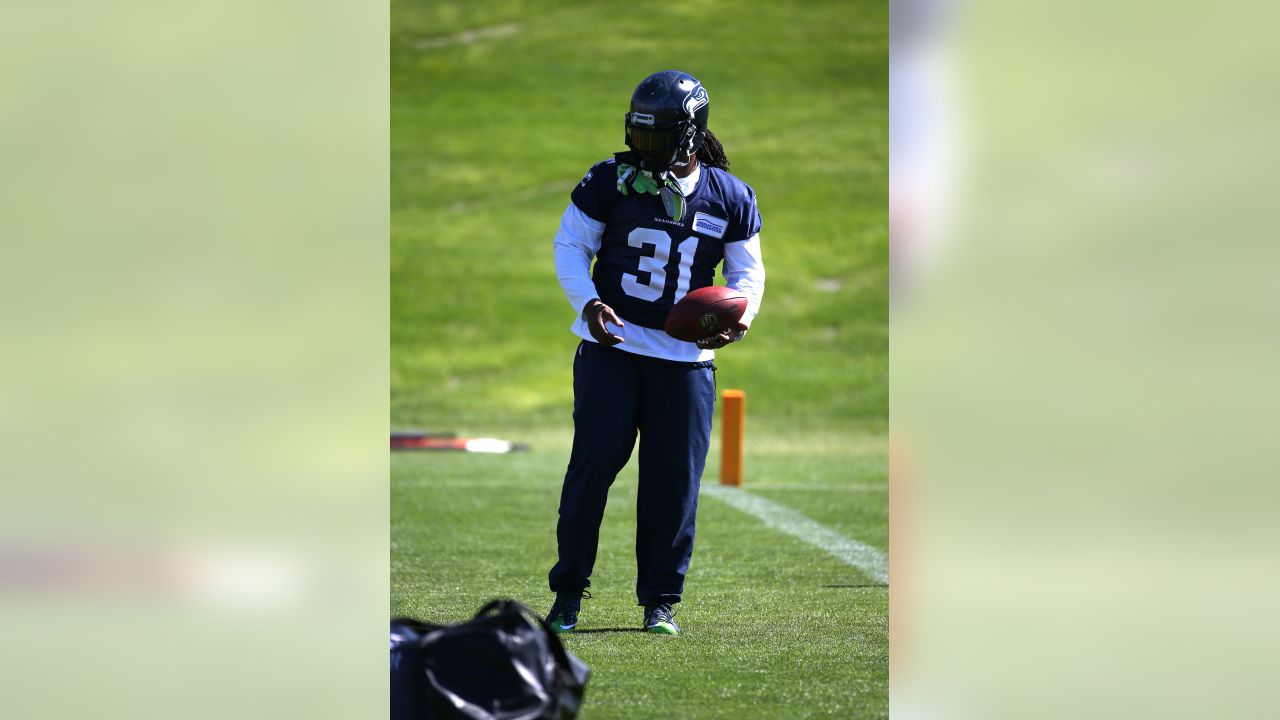 Marshawn Lynch sports Kam Chancellor's jersey at practice