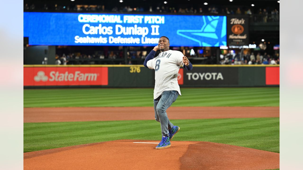 Seahawks DE Carlos Dunlap's first pitch at Mariners game goes wild