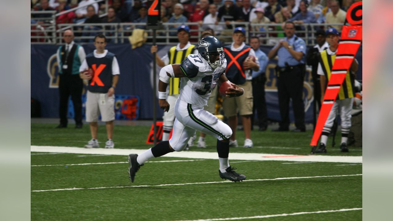 Watch Shaun Alexander get Seahawks Ring of Honor news he'll never forget