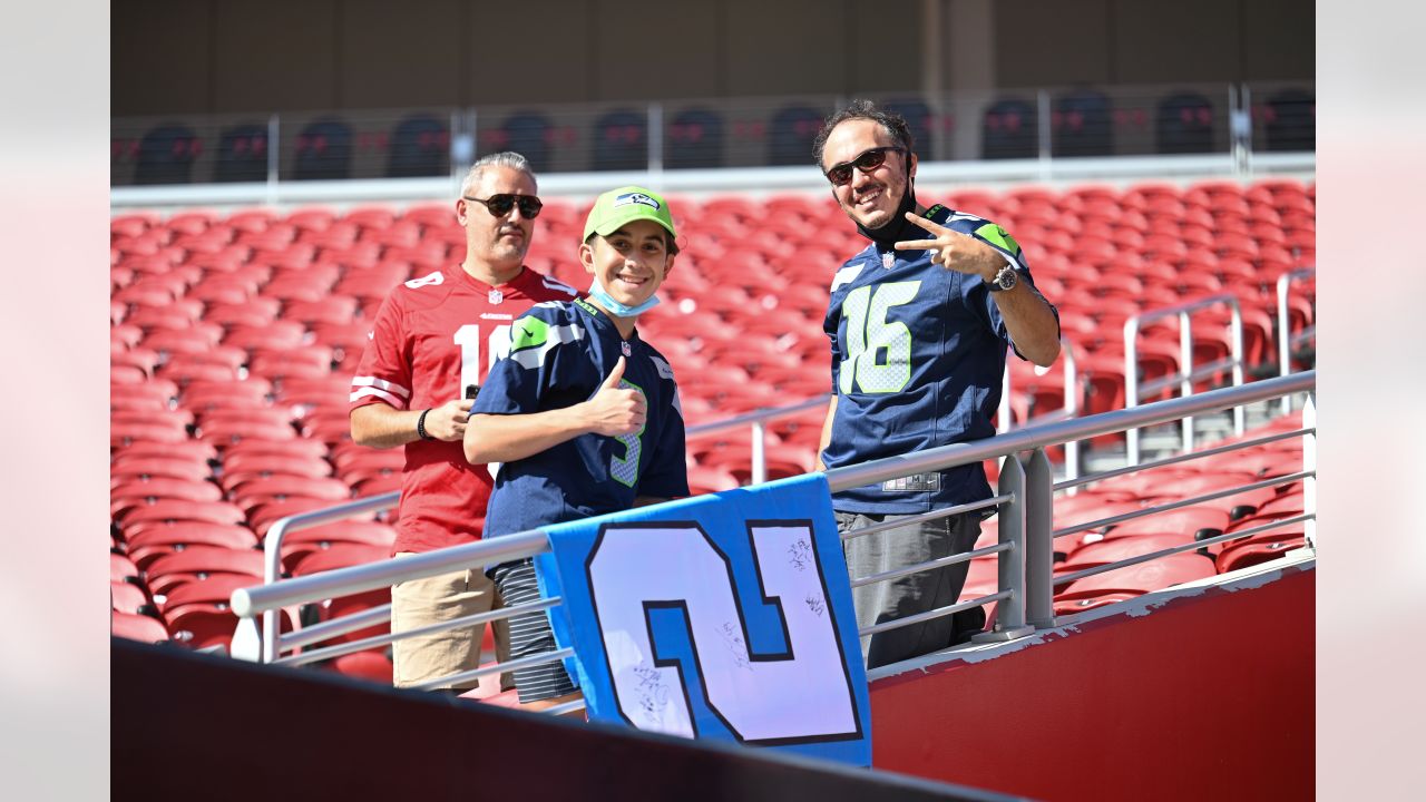 Seattle Seahawks vs. San Francisco 49ers. Fans support on NFL Game.  Silhouette of supporters, big screen with two rivals in background Stock  Photo - Alamy