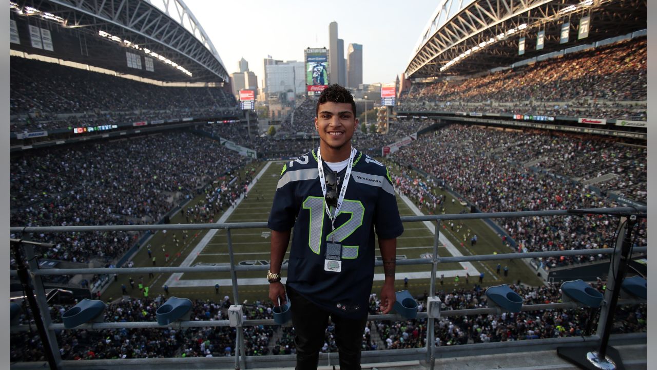 Yedlin honored at Seahawks game, raises 12 Flag in pregame ritual