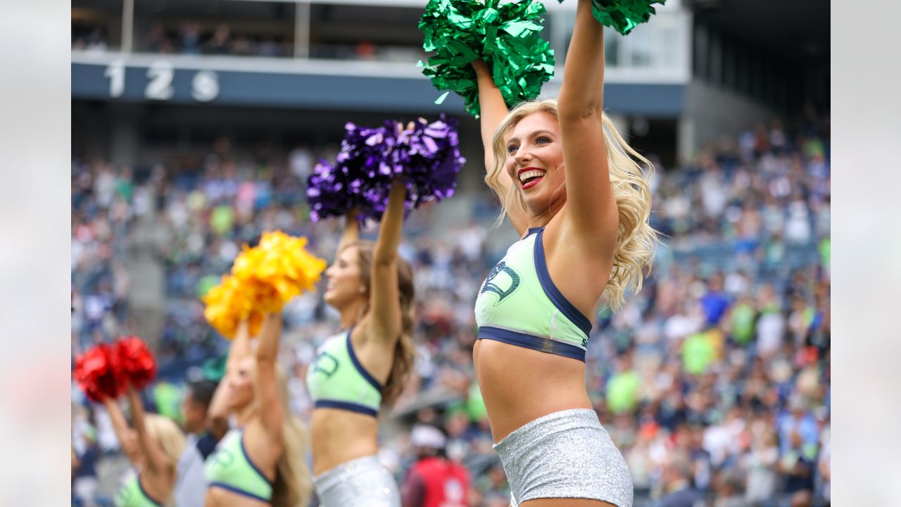 Seattle Seahawks Cheerleaders entertained the corwd against the Chicago  Bears.