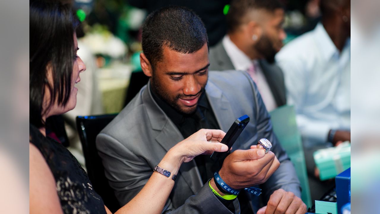 Seahawks receive Super Bowl XLVIII rings - Field Gulls