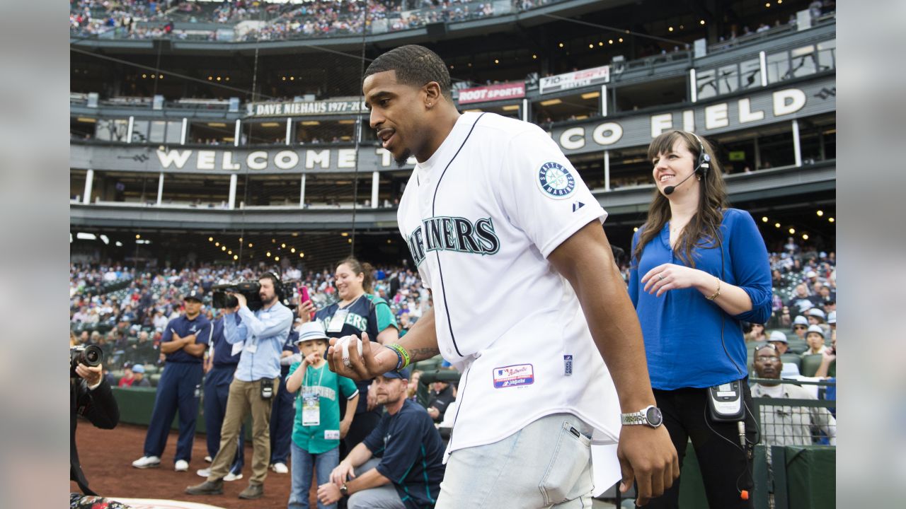 Bobby Wagner gets rousing reception in first game back at Lumen