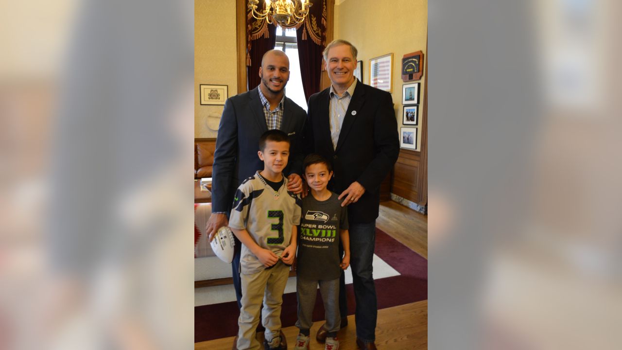 Daily Sports Smile: Jermaine Kearse visits childhood military base