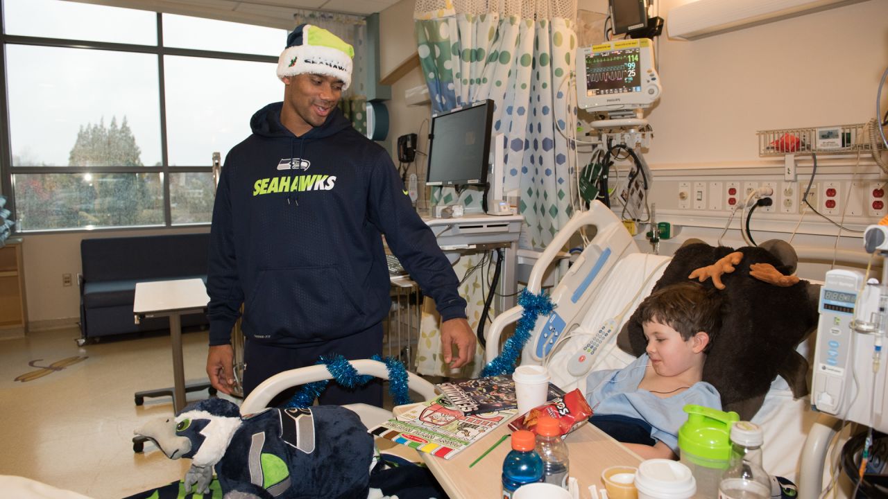 Seattle Seahawks quarterback Russell Wilson visits sick kids at children's  hospital - ABC7 San Francisco