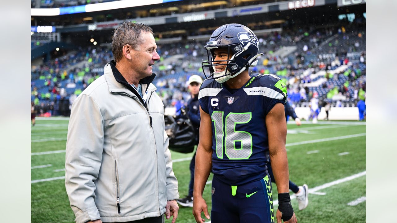 Seahawks Honor Damar Hamlin Pregame