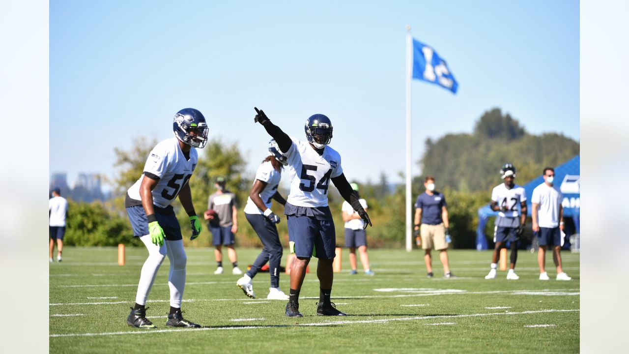 Seahawks pay tribute to Chris Carson after releasing the popular running  back - Field Gulls