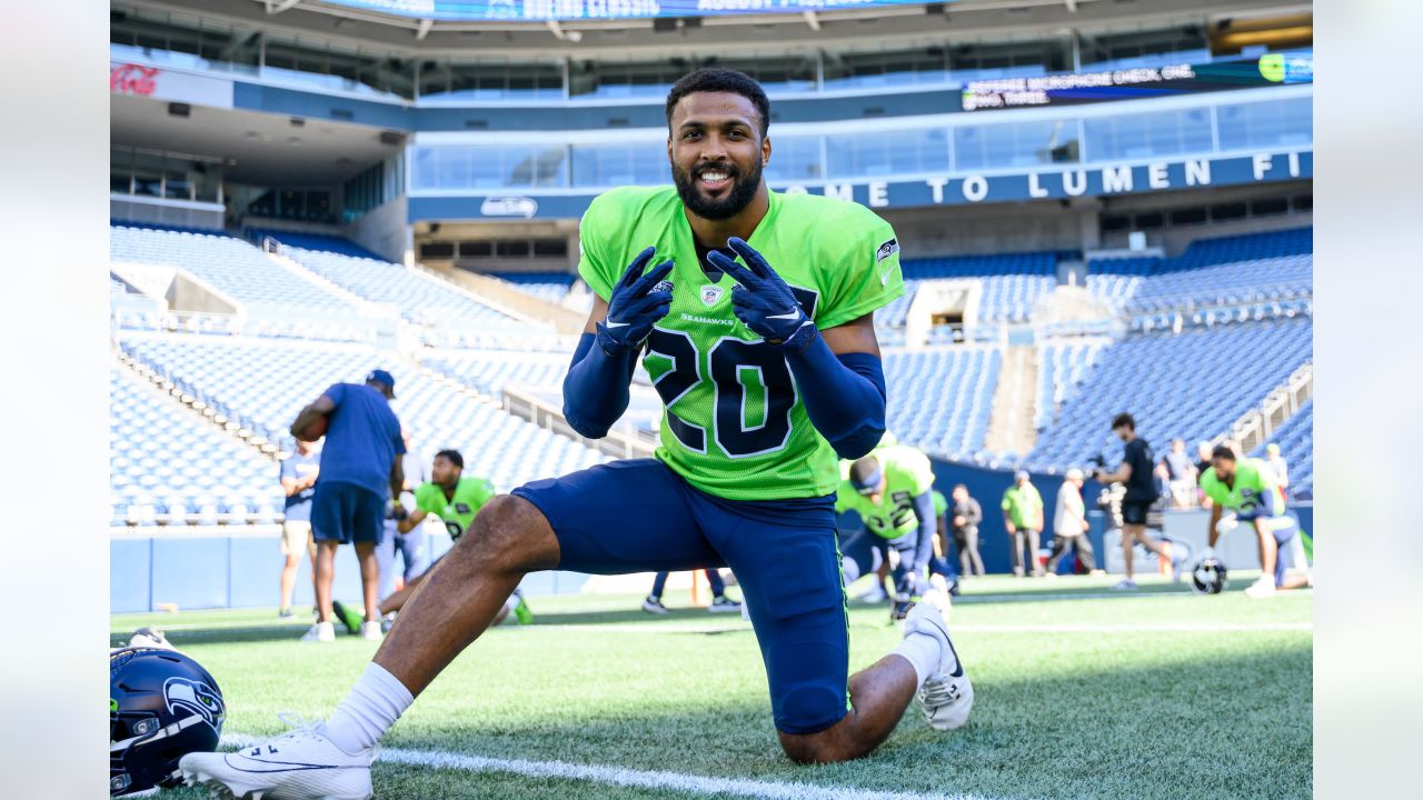 Dark visors all the rage for Seahawks players during training camp