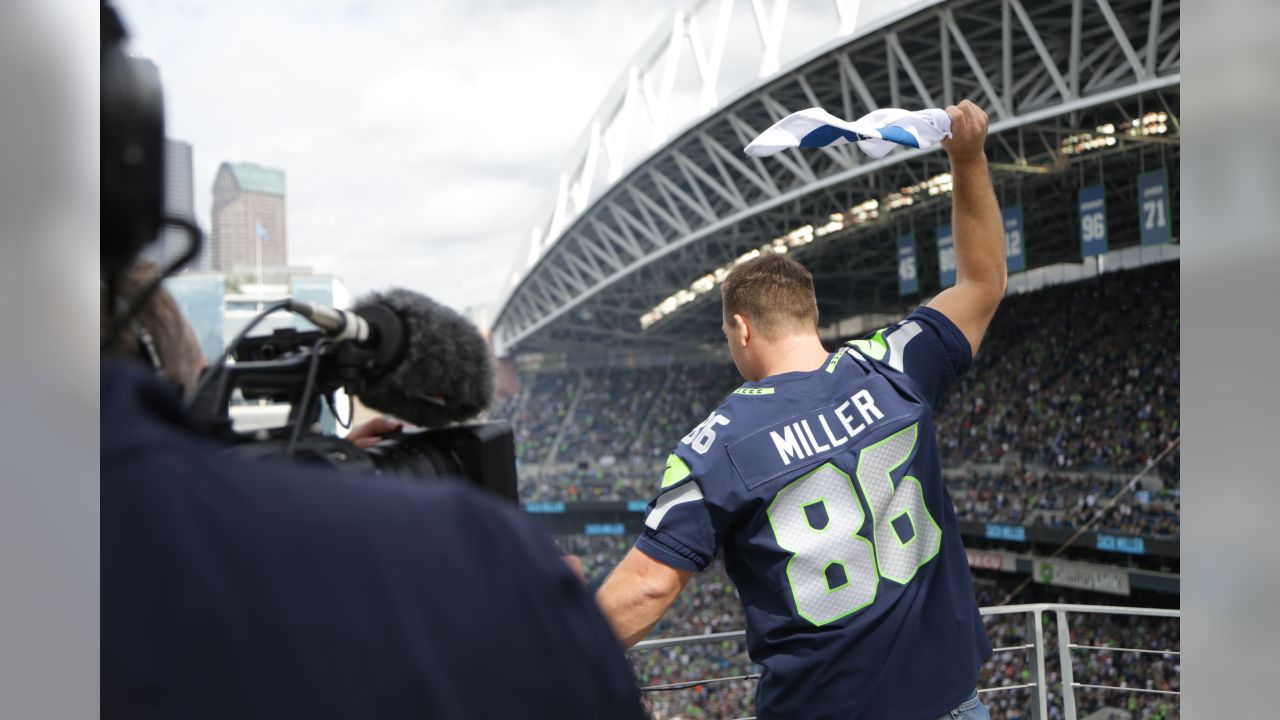 Seattle signs ex-Raiders tight end Zach Miller