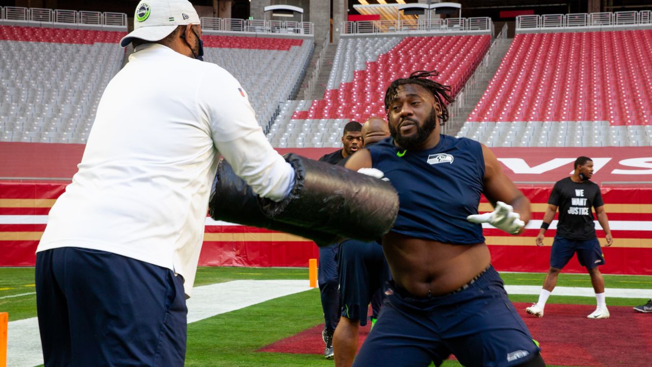 theScore on X: DK Metcalf rocking the Steve Largent jersey