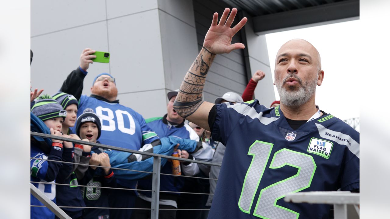 Throwing it back to @jokoy raising the @12s flag last Sunday. Who