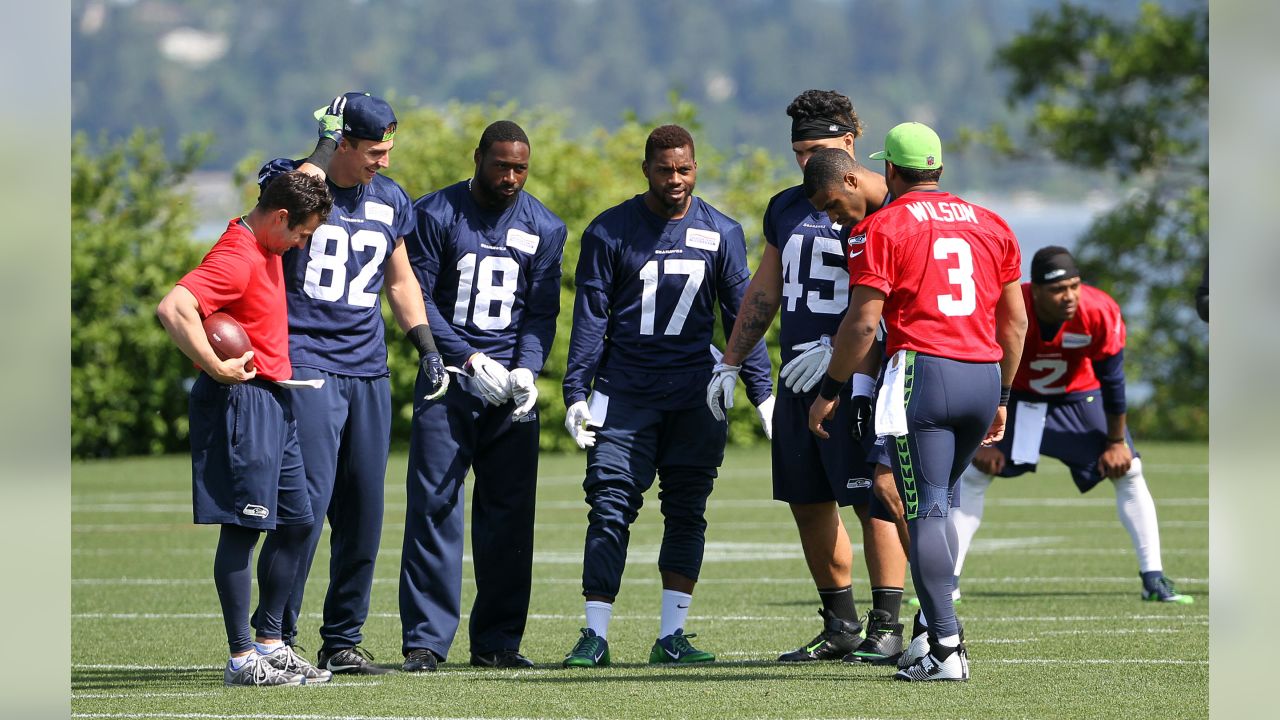 Russell Wilson and Richard Sherman exchange jerseys postgame