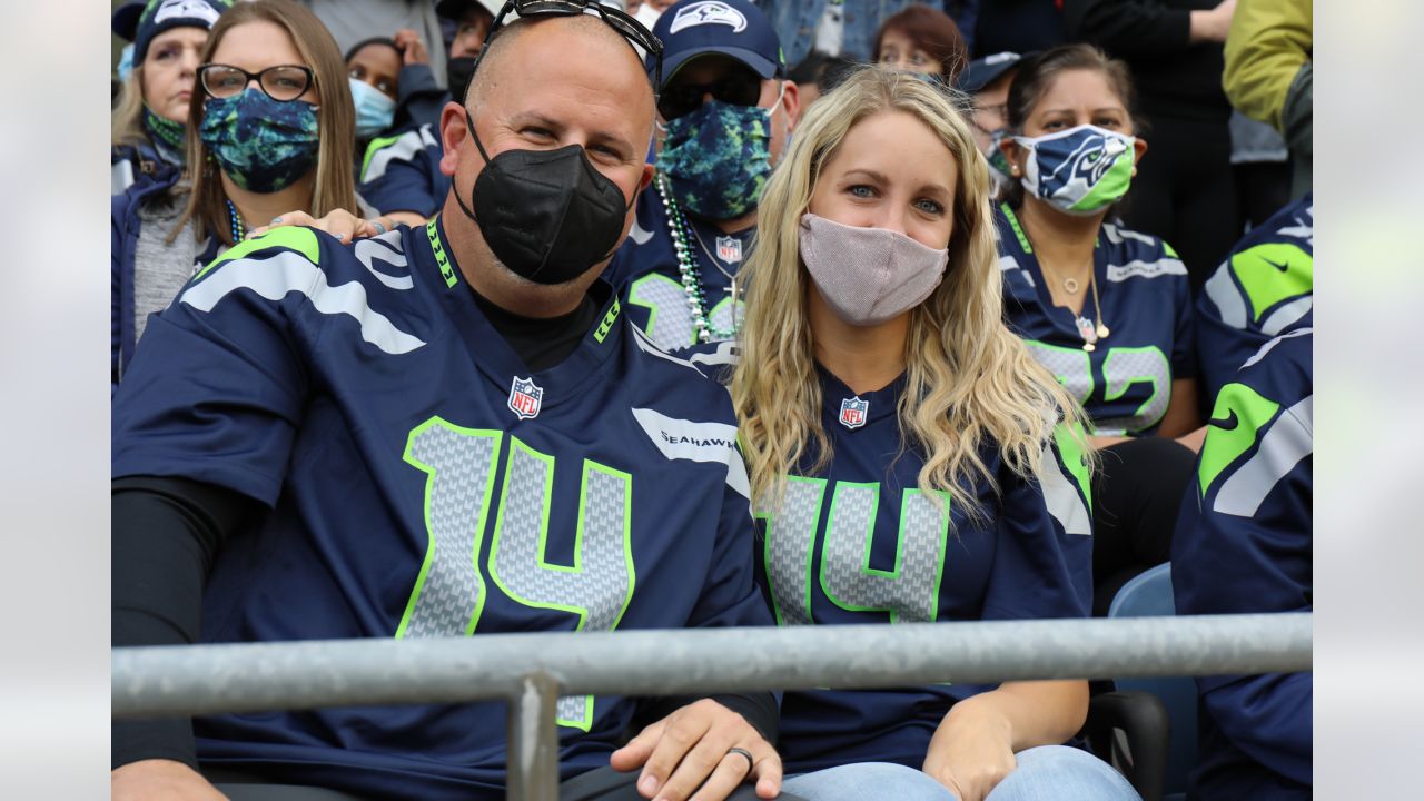 Video: Seahawks fans pay tribute to Bobby Wagner - Field Gulls