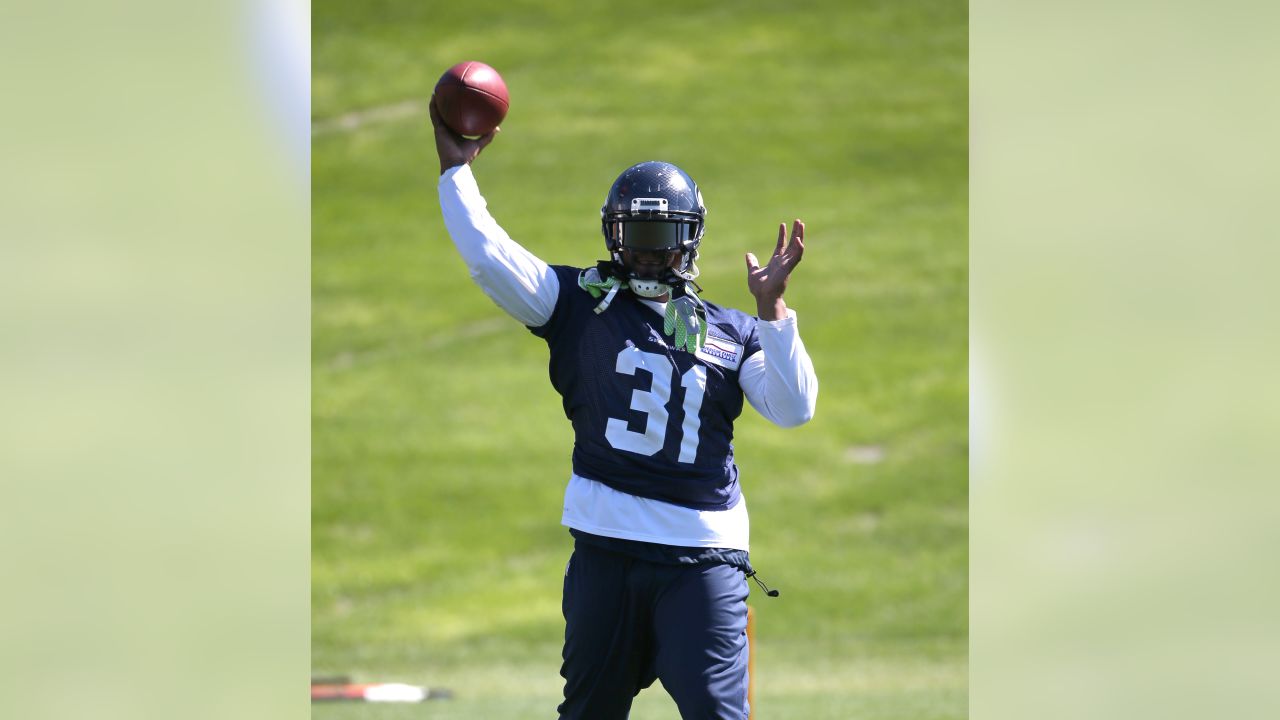 Marshawn Lynch wears Kam Chancellor jersey at Seahawks practice