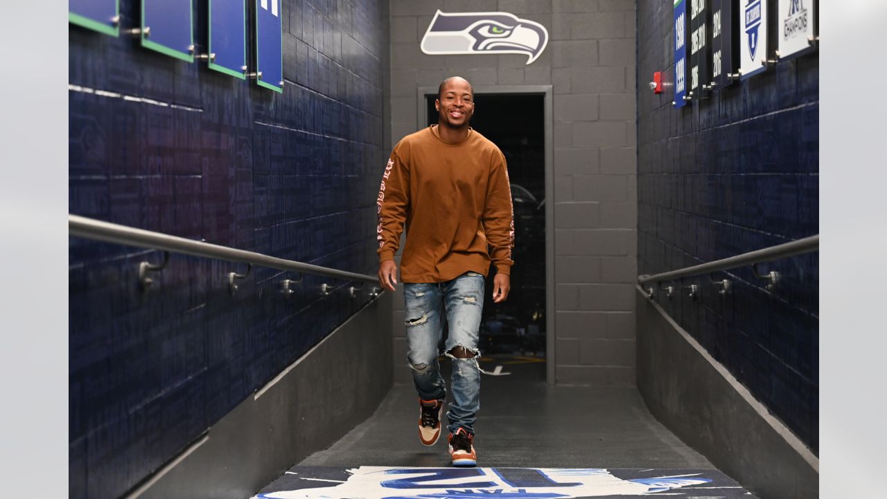 Tyler Lockett's 'Light It Up' donates brand-new jeans, backpacks to Tulsa  Day Center