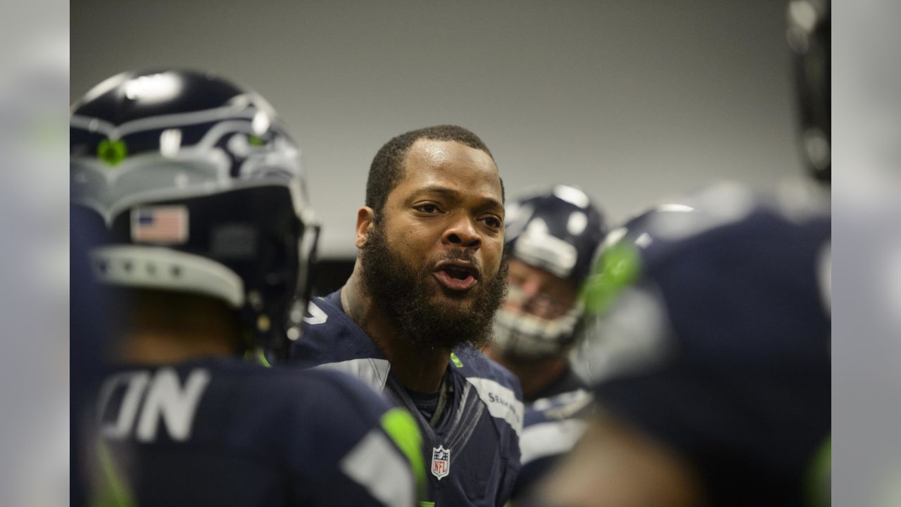 Michael Bennett tutors Seahawks defense Zach Charbonnet back