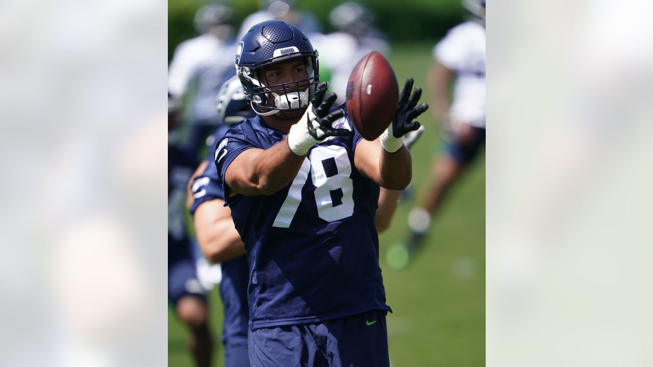 Leaving Obstacles in His Wake, Seahawks' D'Wayne Eskridge Keeps