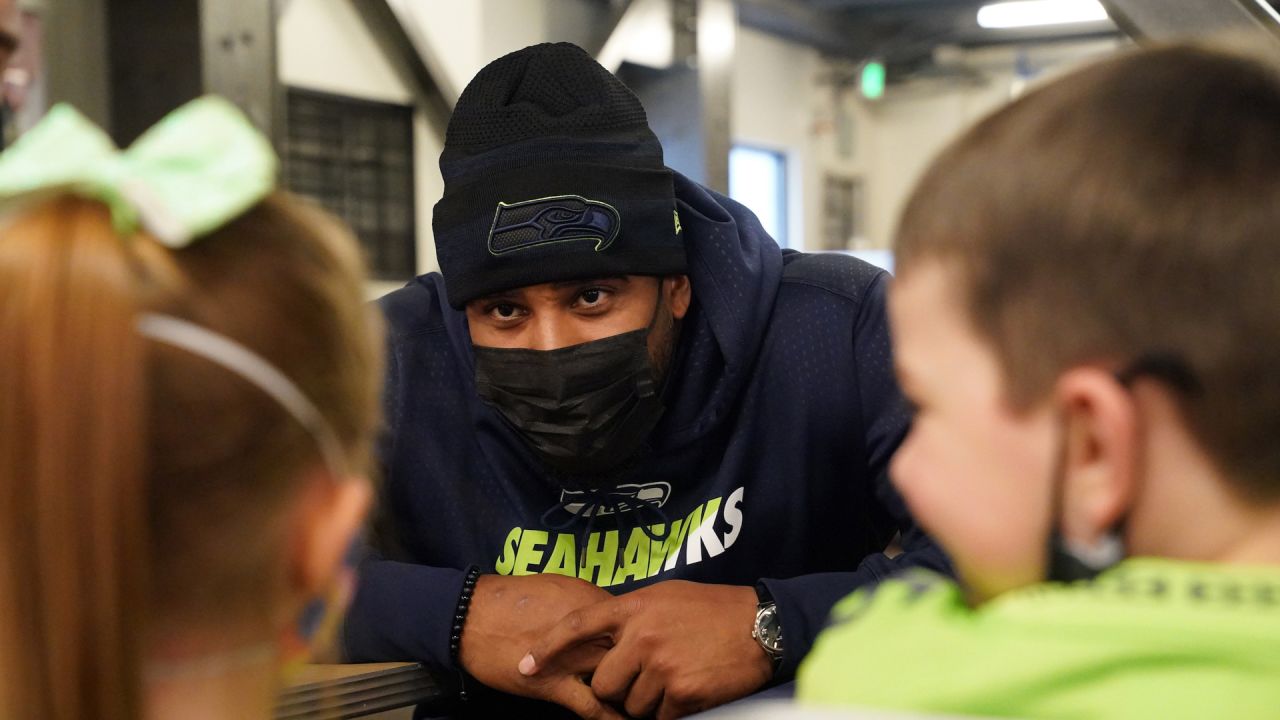 Seattle Seahawks LB Bobby Wagner Surprises Local Military Family as Delta  Community Captain • USO Northwest