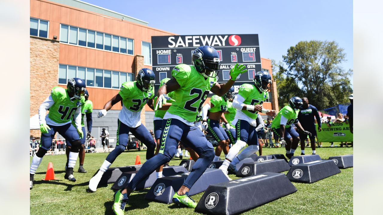 Coleman signs for Seahawks fans in U Book Store appearance