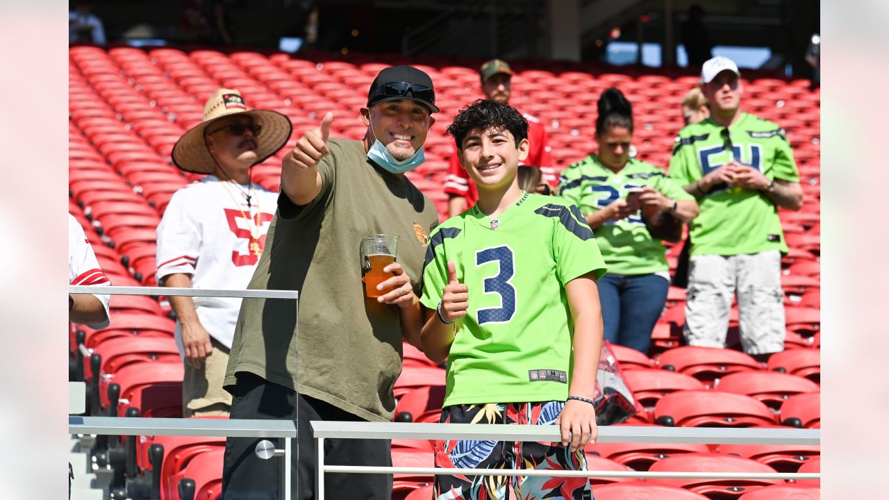 Seattle Seahawks vs. San Francisco 49ers. Fans support on NFL Game.  Silhouette of supporters, big screen with two rivals in background Stock  Photo - Alamy