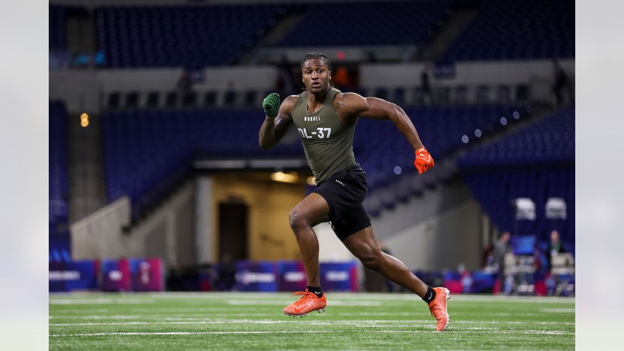 Oklahoma defensive lineman Jalen Redmond runs a drill at the NFL football  scouting combine in Indianapolis, Thursday, March 2, 2023. (AP Photo/Darron  Cummings Stock Photo - Alamy