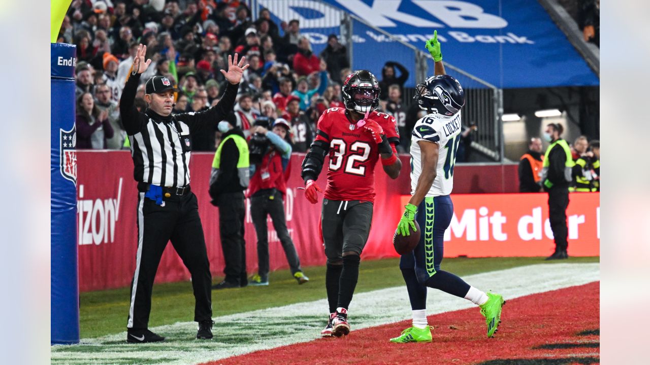 Seahawks gashed in trenches by Bucs, spoiling Germany trip and 4