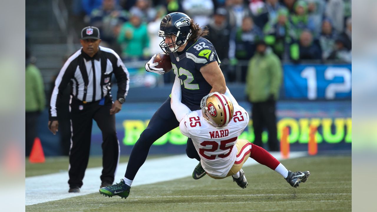 Seahawks re-sign tight end Luke Willson, bringing back his flowing