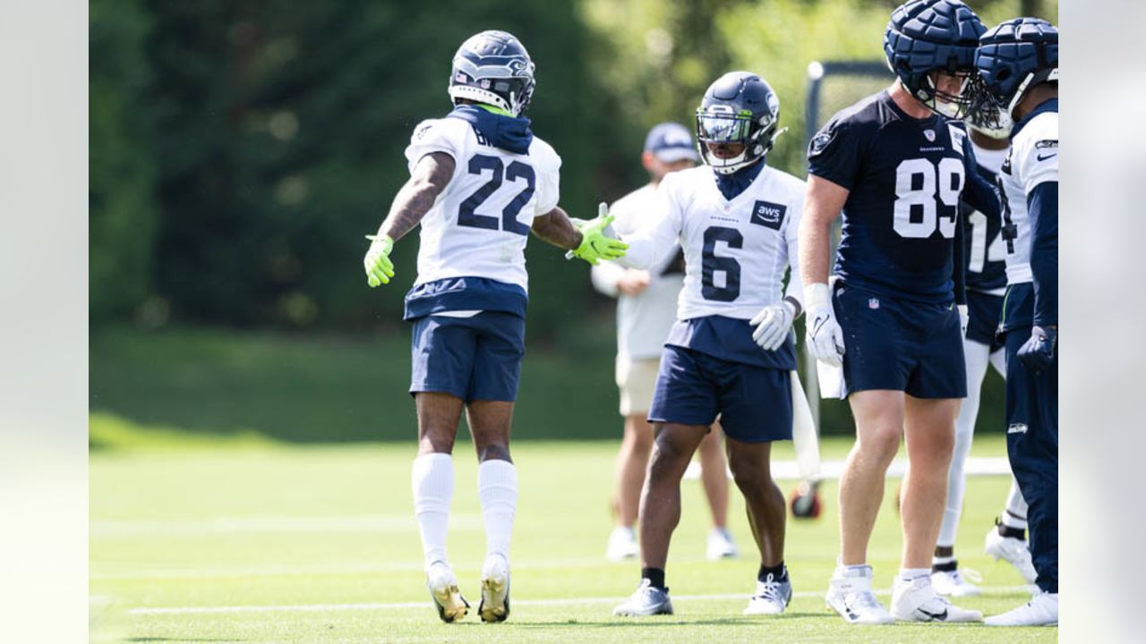 GREEN BAY, WI - AUGUST 26: Seattle Seahawks running back SaRodorick  Thompson Jr. (29) canÕt reach a