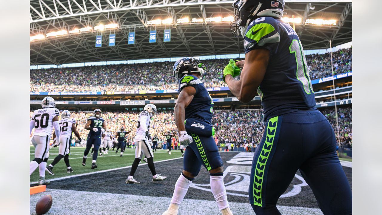 Best images from Raiders Week 12 win over Seahawks