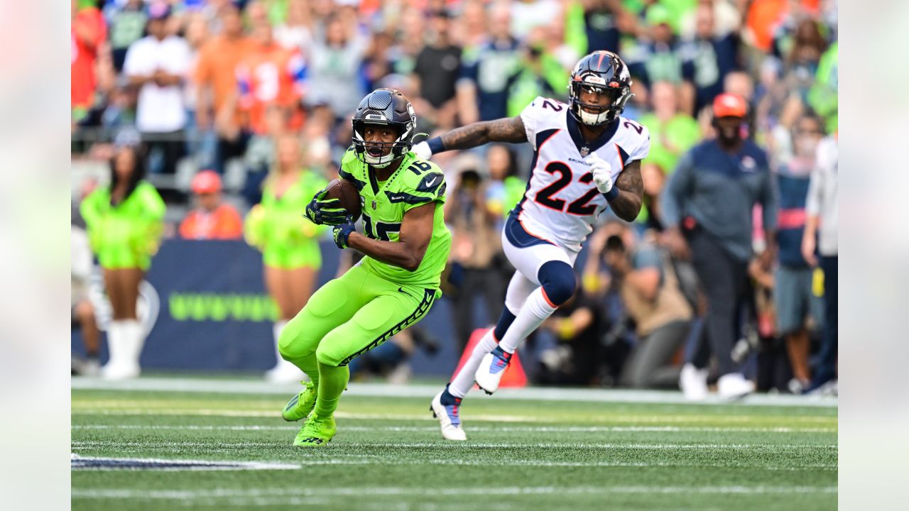 Seattle Seahawks star WR DK Metcalf posts picture of self in a boot - Field  Gulls